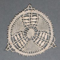 Weißer Klöppeleinsatz mit symmetrischem Blätterzweig