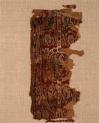 Fragment eines Schulterstreifens mit Medaillon und floralem Dekor