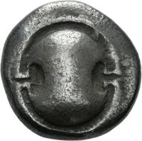 Triobol aus Theben (Böotien) mit Darstellung eines Kantharos