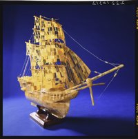 Modell eines Segelschiffes aus Bernstein