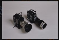 Objektbild für Katalog "Lebende Bilder. Eine Technikgeschichte des Films", 16-mm-Kamera s von Siemens, links mit Vorsatz Astro-Transfokator von Bielcke &amp; Co, rechts mit Vorsatz Vario-Glaukar von Busch