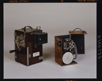 Objektbild für Katalog "Lebende Bilder. Eine Technikgeschichte des Films", 35-mm-Kine-Messter-Kamera von 1900, links mit Verkleidung aus Teakholz