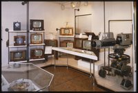 Sonderausstellung "Vom Telegramm zum Fernsehbild - 130 Jahre Nachrichtentechnik", 1993; Ausstellungsraum mit Fernsehern und Kamera