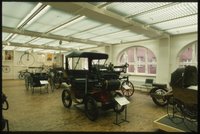 Historische Automobile und Fahrräder