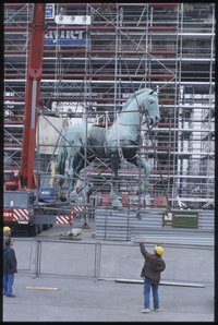 Abbau der Quadriga vom Brandenburger Tor, Pferd an Kran hängend vor eingerüsteten Brandenburger Tor