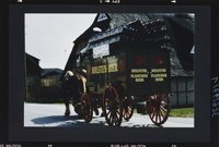 Historischer Blech-Kastenwagen mit Holz-Eisen-Bereifung als Pferdebierwagen der Holsten-Brauerei auf Werbefahrt durch die Vierlande bei Hamburg anlässlich des 20-jährigen Jubiläums des Vierländer-Getränkemarktes 1994, gezogen von zwei Kaltblut-Trakehnern