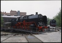 Güterzuglok "50 001" auf der Drehscheibe und Schnellzuglok "001 173-4"