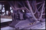 Fahrzeugmagnet von ca. 1935 der induktiven Zugsicherung und Bremsschlauch einer Lokomotive
