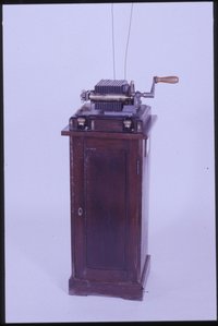 Kurbelinduktor von Siemens zur Nachrichtenübermittlung an Streckenläutewerke von ca. 1900