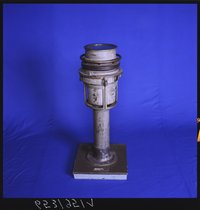 Trockenkompass (Magnetkompass) M/9 von Siemens &amp; Halske mit Kompass Säule von ca., 1900 (Sonderausstellung "Aufgetaucht", 1996)