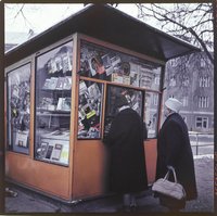 Zeitungskiosk in Ostberlin. Farbfoto, Anfang 1964 © Kurt Schwarz.