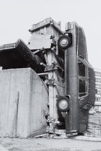 Hans W. Mende: Rathenauplatz, Zwei Beton-Cadillacs von Wolf Vostell , 1987