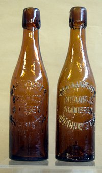 Zwei Flaschen mit Patentverschluss