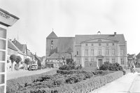 Wusterhausen/Dosse, Ortsansicht 8 mit Rathaus und Kirche St. Peter und Paul