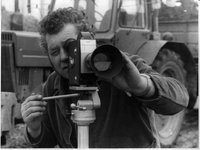 Amateurfilmer Emil Jurkowski hinter der Filmkamera