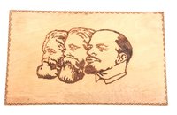 Holzschild "Marx-Engels-Lenin"