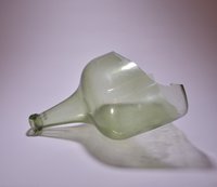 Fragment einer querovalen Glasflasche