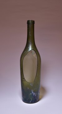 Schlanke Flasche aus Waldglas