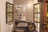 Zwei historische Sprossenfenster in der Dauerausstellung