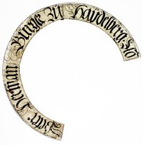 Fragmente einer Inschrift (ehemalige Wappenscheibe)
