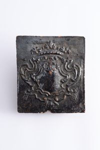Ofenkachel schwarz mit Wappensymbol