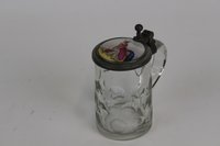 Bierkrug aus Glas mit Porzellandeckel