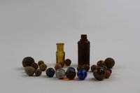 Fläschen (Ysatfabrik Wernigerode, Poplex Zahnwatte) , 5 Glasmurmeln, 20 Keramikmurmeln