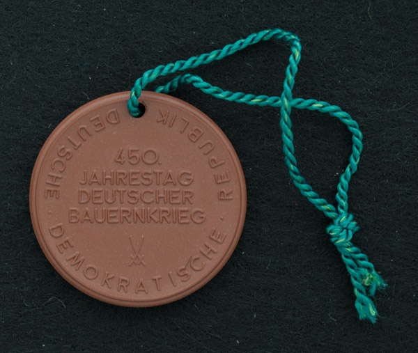 VEB Staatliche Porzellan-Manufaktur - Gedenk-Medaille 450. Jahrestag Deutscher Bauernkrieg