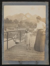 Christiane Zimmer als Kind auf einem Steg mit Fräulein Kiki