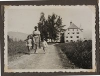 Christiane Zimmers Söhne mit einer Frau vor Schloss Prielau in Zell am See 1934