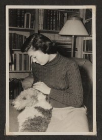 Romana von Hofmannsthal mit Hund