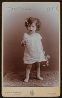 Christiane von Hofmannsthal als Kleinkind mit 16 Monaten im Herbst 1903