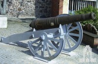 Kanonenrohr: Gewicht ca. 700 Kg, Kaliber ca. 9cm; 6 Pfünder Nach einer Geschützordnung von 1591 entspicht das einer Falkona.