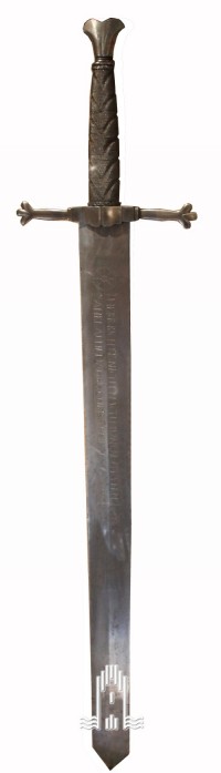 Anklamer Richtschwert: damaszierter Stahl, Länge: 118 cm, Länge der Klinge: 90 cm, Der Griff des Zweihänders ist mit Silberdraht verziert.