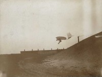 Fotografie Flugversuch Otto Lilienthals (mit vergrößertem Leitwerk) f0818