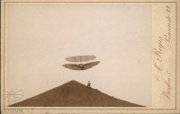 Fotografie Otto Lilienthals im Flug (f0656)