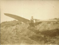 Fotografie Flugversuch Carl Kassners mit Flugapparat Otto Lilienthals