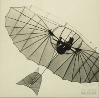Fotografie: Flug Otto Lilienthals mit Doppeldecker