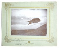 Fotografie: Otto Lilienthal im Flug auf Schmuckkarton