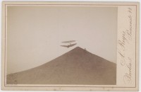 Flug Otto Lilienthals am Fliegeberg mit "kleinem Doppeldecker"