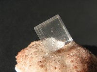 Flussspatkristall auf Quarz aus der Grube Clara in Oberwolfach
