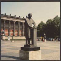 Max Planck-Denkmal von Bernhard Heiliger im Lustgarten vor dem Alten Museum anläßlich der 750-Jahr-Feier Berlins 1987