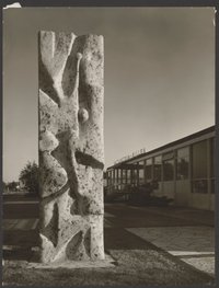 Historische Aufnahme der „Reliefplastik“ aus Muschelkalkstein von Bernhard Heiliger vor dem Fabrikgebäude des Produzenten „Naturstein-Billen“