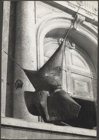 Blick auf Bernhard Heiligers Figur „Verwandlung III“ von 1960 vor dem Portal des Schloß Lustheim in Oberschleissheim
