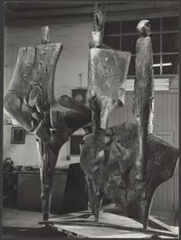 Werkstattaufnahme der Skulptur „Fünf Erdteile“ von Bernhard Heiliger