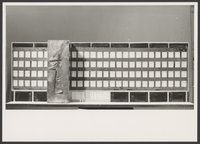 Fotografie eines Entwurfs von Bernhard Heiliger für ein Relief an einer Gebäudefassade aus dem Jahr 1961
