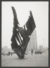 Fotoaufnahme von Bernhard Heiligers Skulptur „Flamme“ vor der Technischen Universität auf dem Ernst-Reuter-Platz Berlin