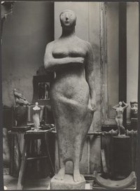 Atelieransicht von Bernhard Heiligers Gipsguß „Große stehende Frau“ von 1948