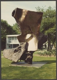 Installastionansicht von Bernhard Heiligers Bronzeskulptur „Großer Phönix II“ im Garten zum Haus des Sammlers Peter Foerstner in Mannheim