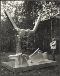 Bernhard Heiliger im Garten des Käuzchensteigs in Berlin-Dahlem neben seiner Skulptur „Zweiteiliges Raummotiv I“